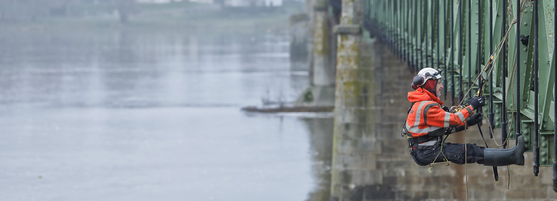 Ouvrier en pleine installation de l'échafaudage sur le Pont d'Ingrandes-sur-Loire