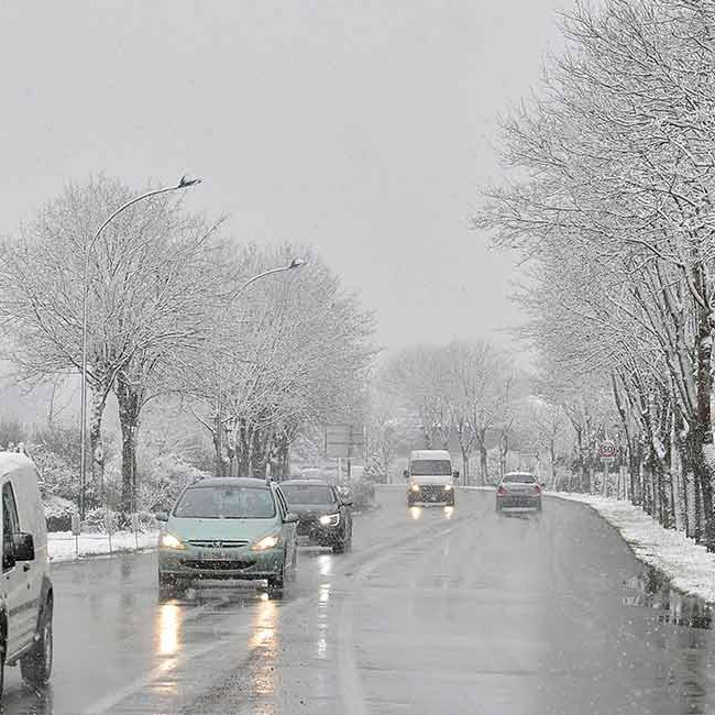 Véhicules sur une route enneigée