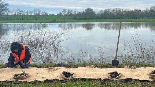 Des personnes font de la plantation au bord de la Sarthe