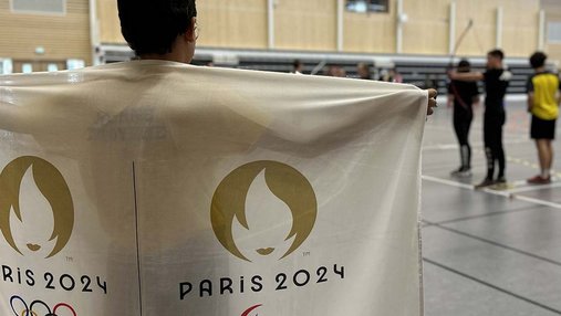 Présentation des drapeaux officiels des JO2024 lors d'un cous d'EPS au collège