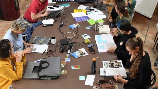 Vue du dessus d'une groupe de personnes travaillant autour d'une table