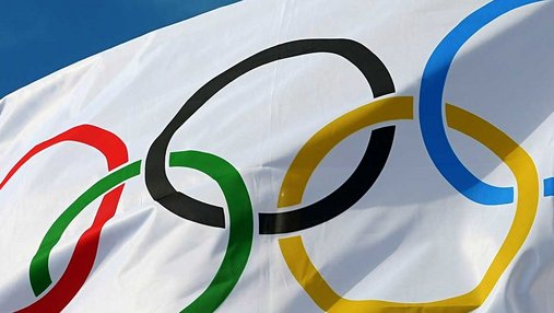 Drapeau des anneaux olympiques flottant dans le vent