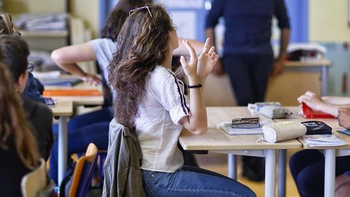 Groupe de collégiens en classe