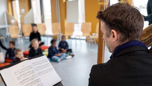 Ténor et harpiste d’Angers Nantes Opéra devant des enfants du VSE